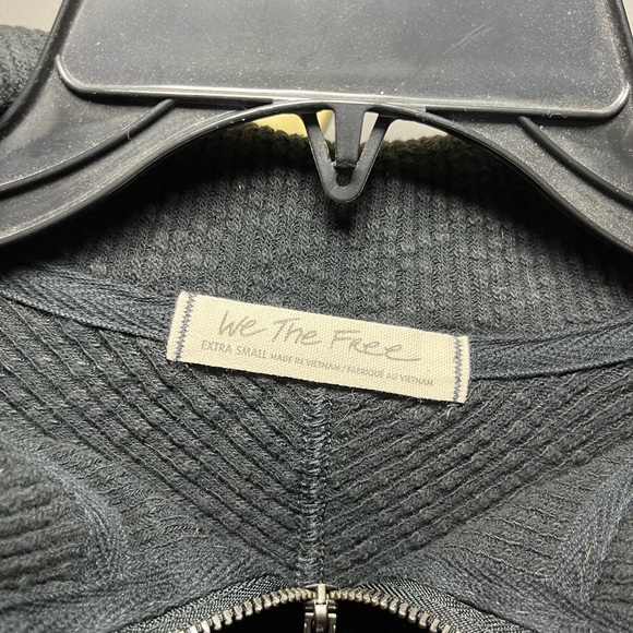 We The Free Women’s Black Zip-Neck Ribbed Sweater (oversized) - Picture 4 of 4